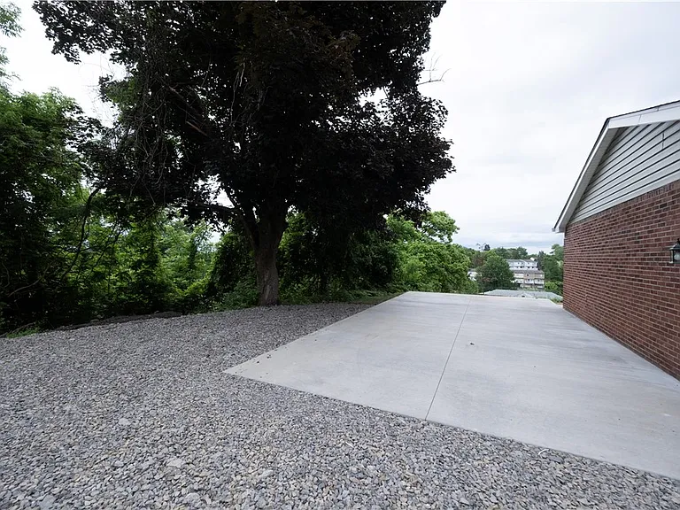 1165 Kings Ln — Photo 4