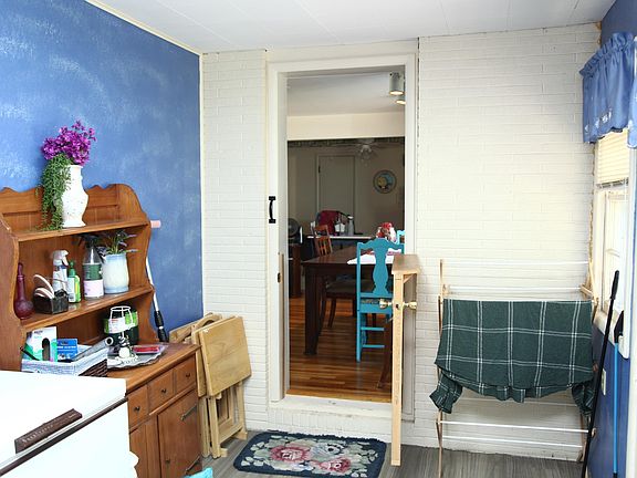 5th image of 1813 Hoover St