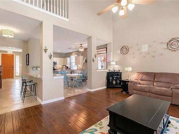 4th image of 2401 Foxwood Ln