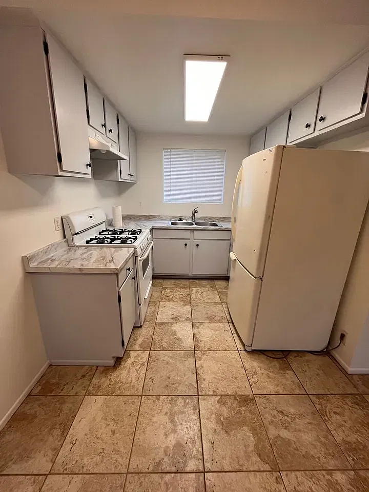 2 bed, 1.5 bath, 992 sqft, $2,500 — Photo 1
