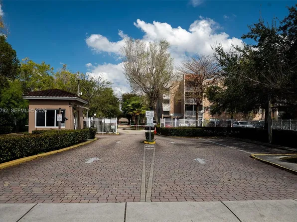 8421 NW 8th St APT 203, Miami, FL 33126