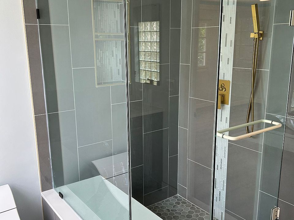 Master Bath: Walk in shower