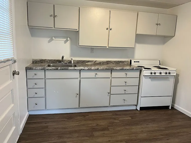 305 Vincennes Ave — Photo 6
