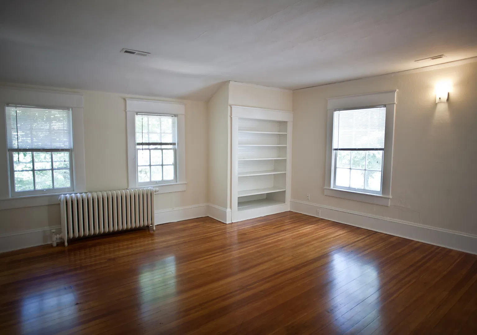Adorable 3-bedroom Cottage Apartment on North St. — Photo 1
