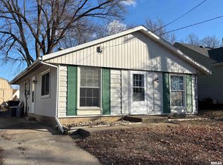 210 Reservoir Rd, Pekin, IL 61554