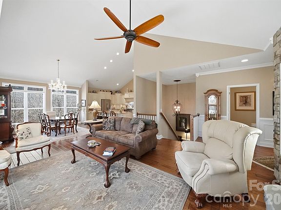 4th image of 164 Ridge Point Dr