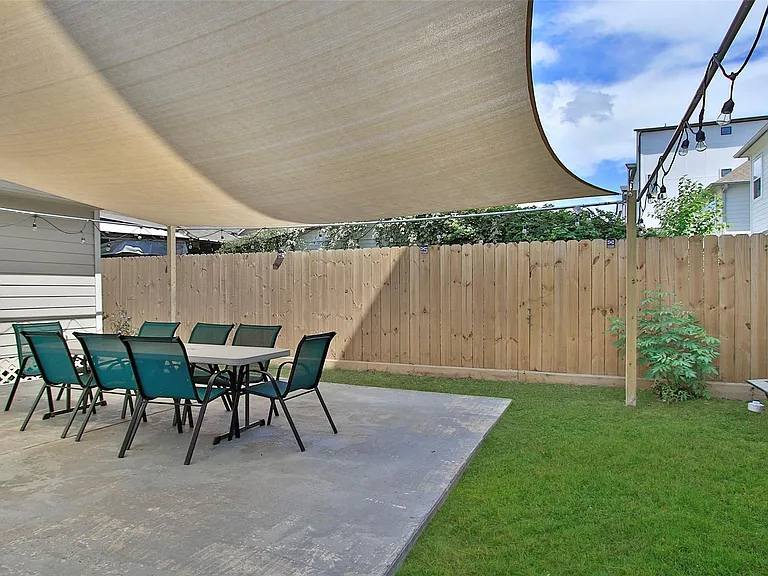 1518 Sabine St — Photo 40