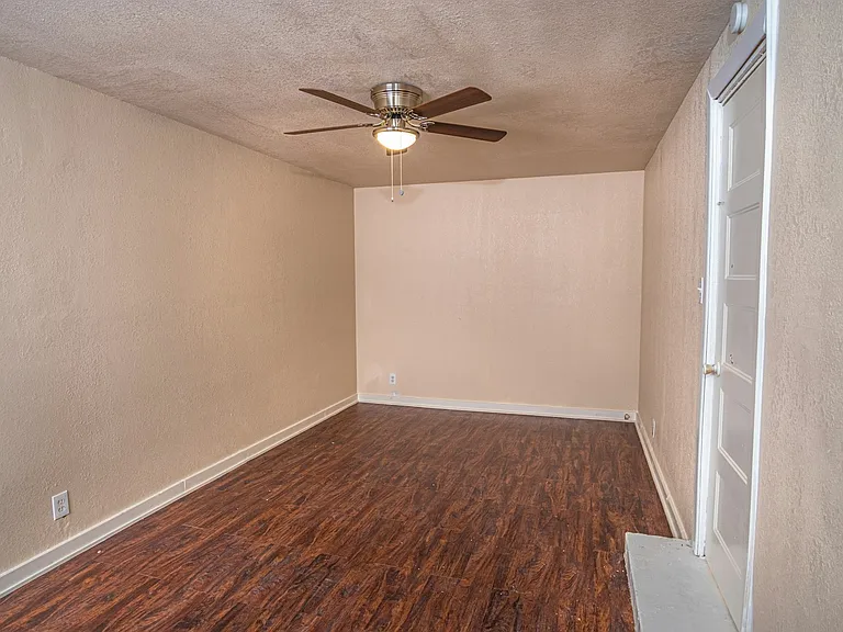 1003 Poinsettia St — Photo 3