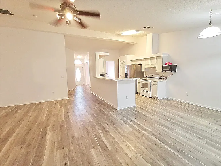 2107 Willesdon Dr E — Photo 10