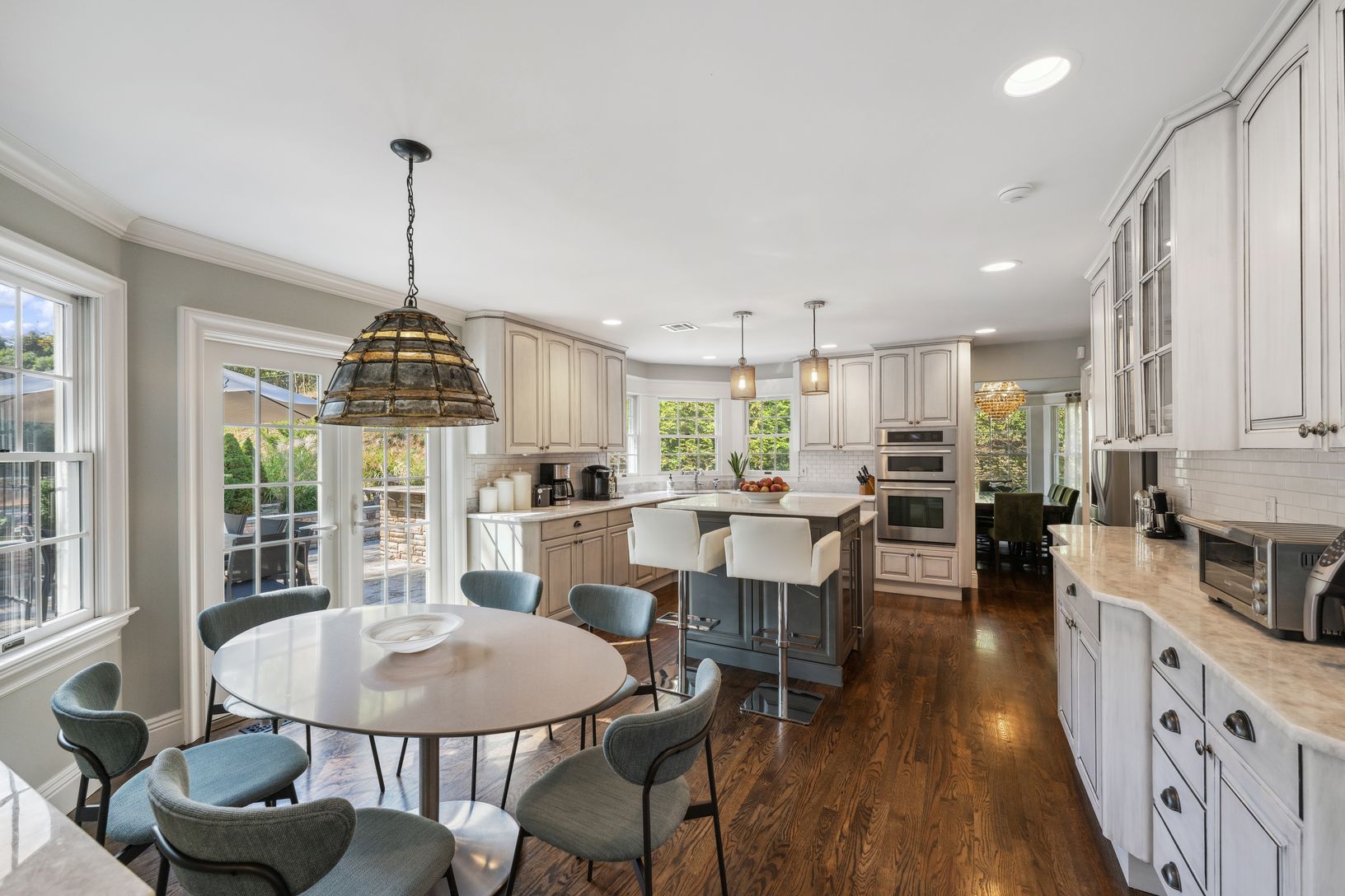  Fully Stocked Eat-In Kitchen with Breakfast Nook