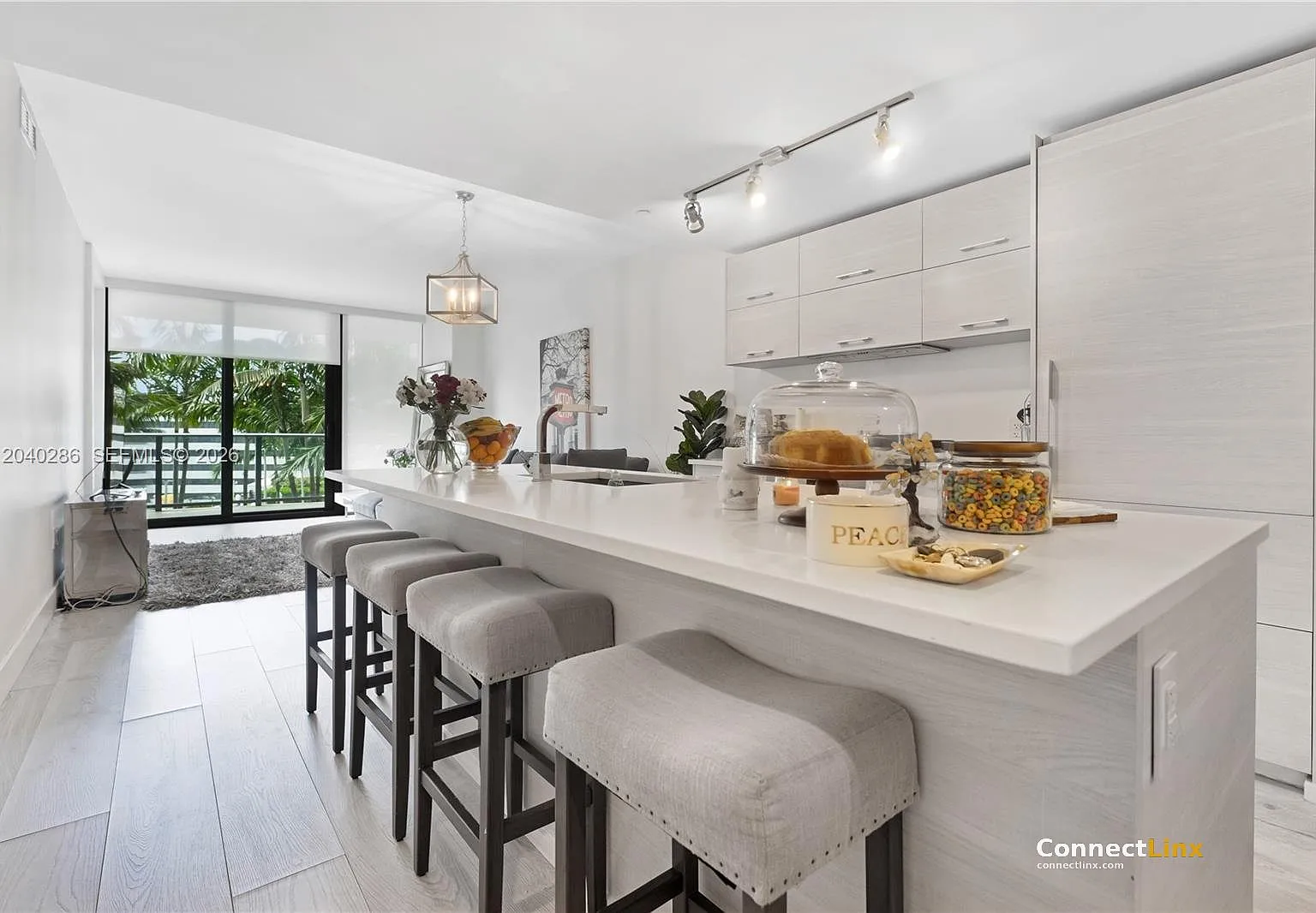 2 bed, 2.0 bath, 1198 sqft, $5,900 — Photo 2