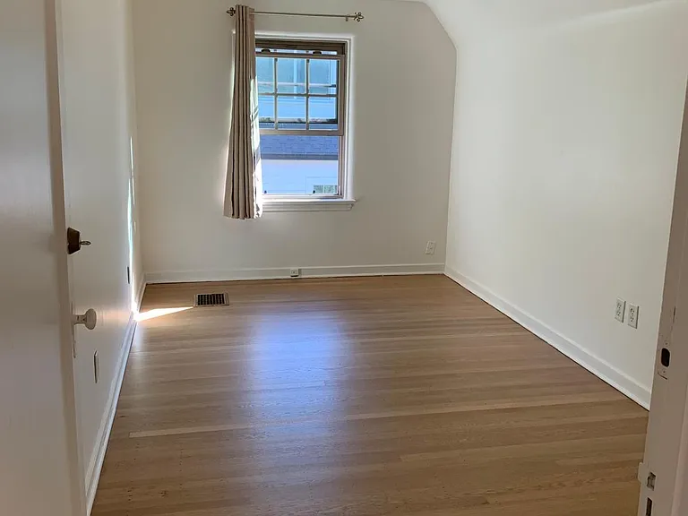 5009 16th Ave NE #8 — Photo 11