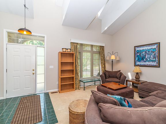 4th image of 5660 Versailles Ave