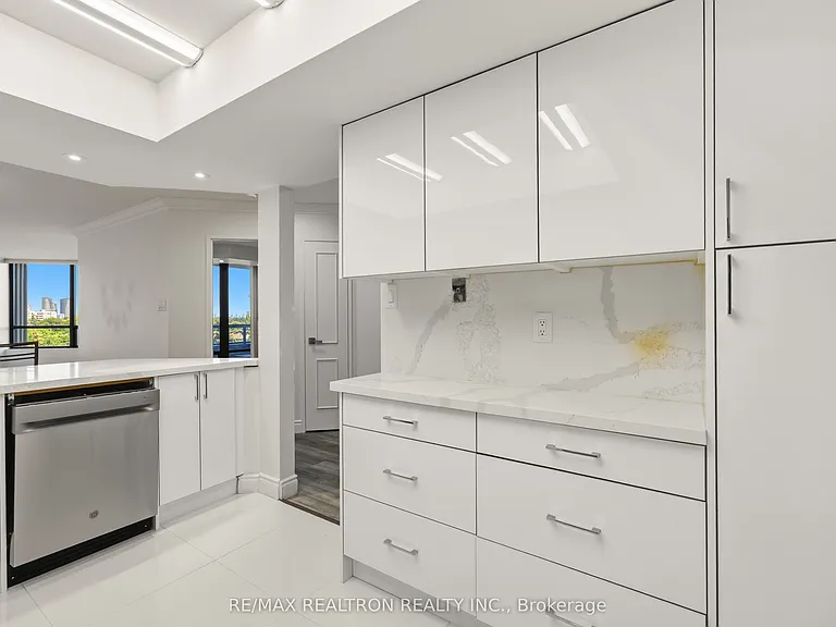 7440 Bathurst St #608 — Photo 16