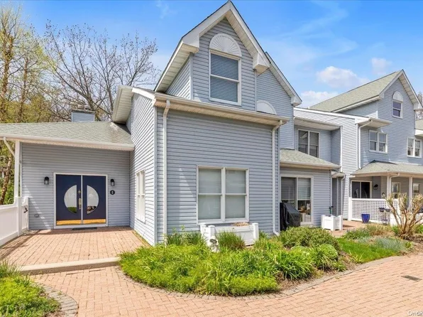 1 Courtyard Circle #1, Centerport, NY 11721