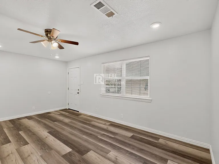 4401 Steven St — Photo 7