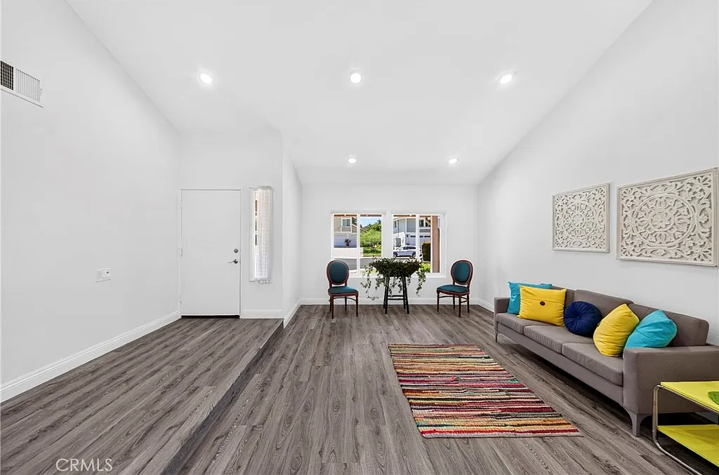 3 bed, 2.0 bath, 1703 sqft, $4,150 — Photo 4