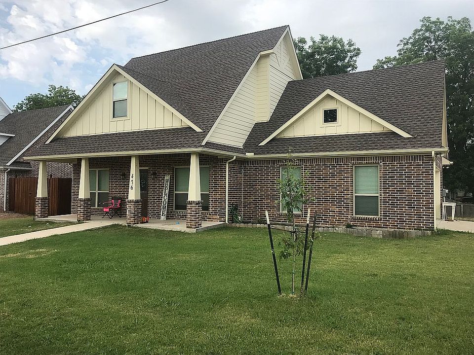 Corner lot w/ 7' back fence