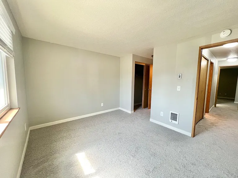 Willow Creek Apartments — Photo 23