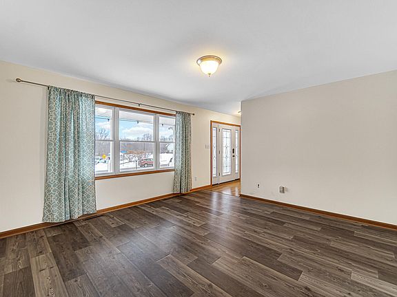 4th image of 515 Tamarack Trl