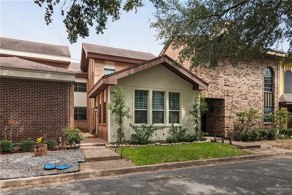 3 bed, 2.5 bath, 2428 sqft, $2,100 — Photo 1