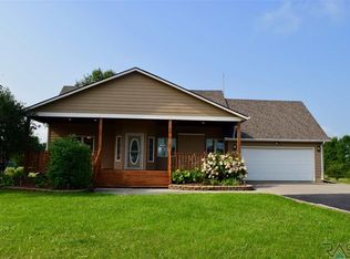 26776 Country Acre Dr, Sioux Falls, SD 57106