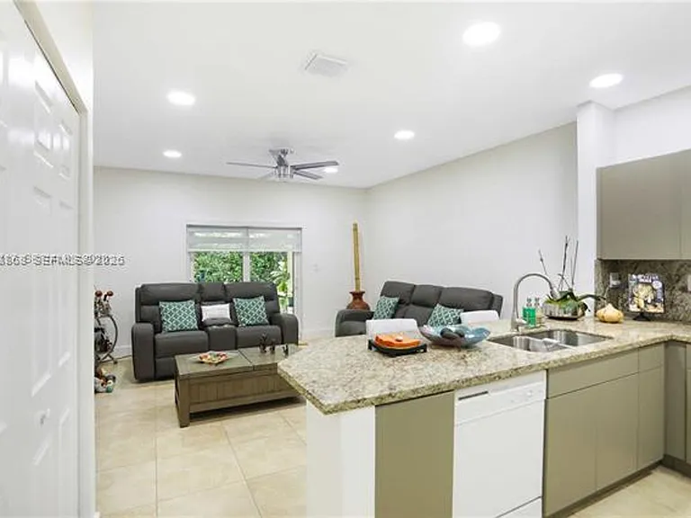5701 NW 114th Ct #Townhouse 106 — Photo 10