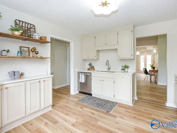 5th image of 1809 Hollytree Dr NW