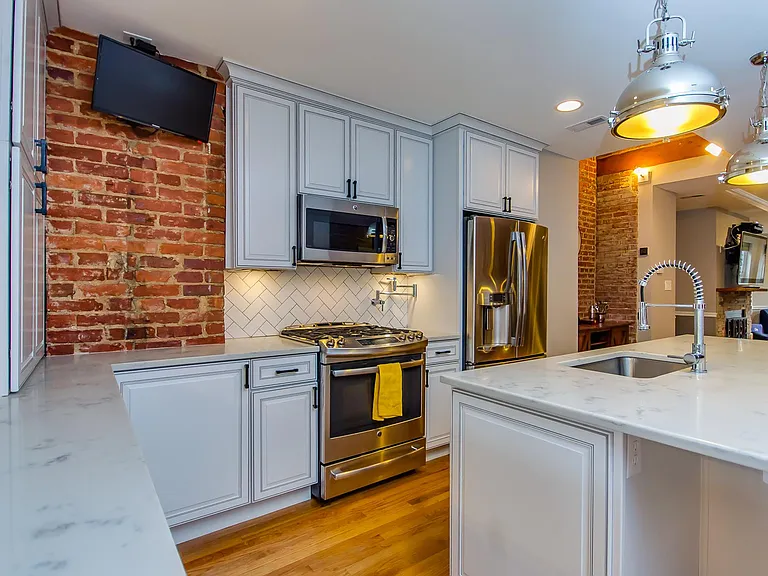 510 E St NE #A — Photo 3