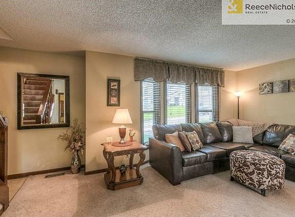 Another view of the room.