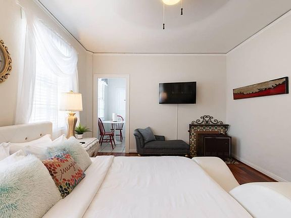 3rd image of 229 W 6th St APT 207