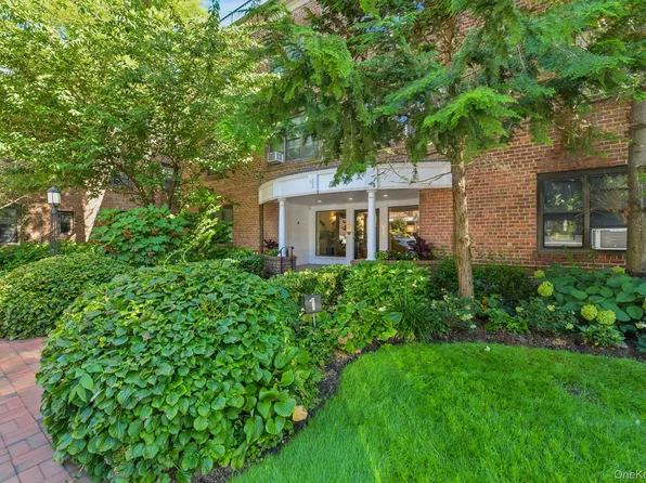 1 Town House Place #2L, Great Neck, NY 11021