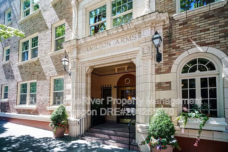 1 bed, 1.0 bath, 711 sqft, $1,295 — Photo 2