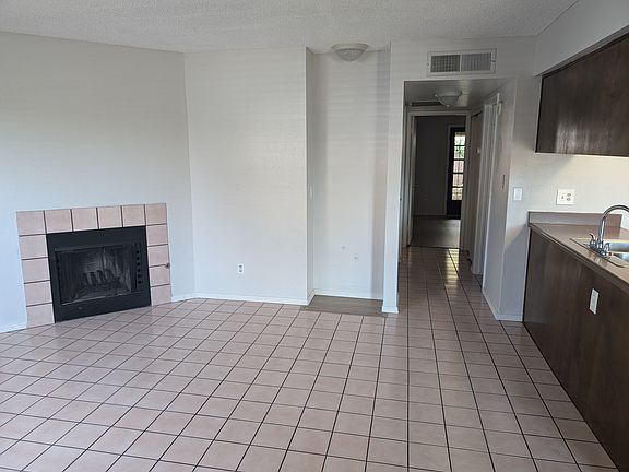 Livingroom with fireplace