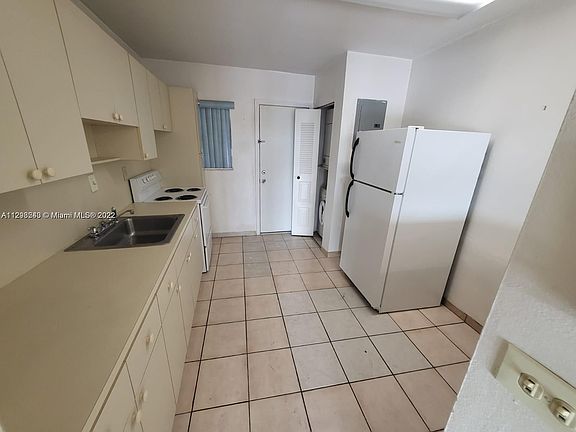 3rd image of 1950 W 54th St APT 415