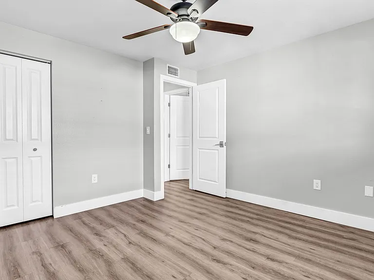 5684 Baywater Dr — Photo 18