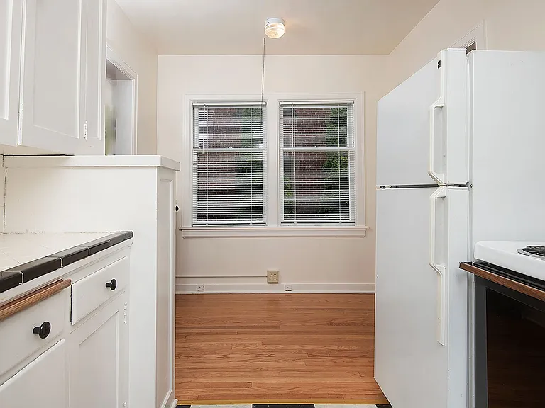 608 Belmont Ave E — Photo 16