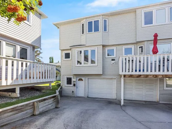 225 W Killarney Glen Ct SW, Calgary, AB T3E 7H4