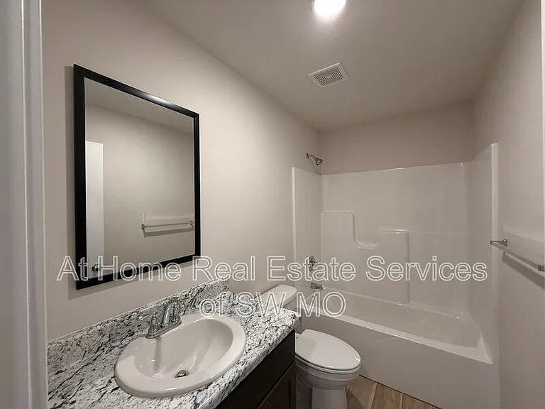 415 W Oak Lawn St — Photo 5
