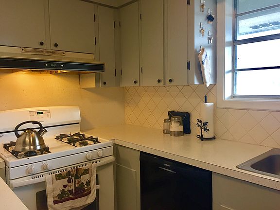 2nd image of 200 Marie Louise St