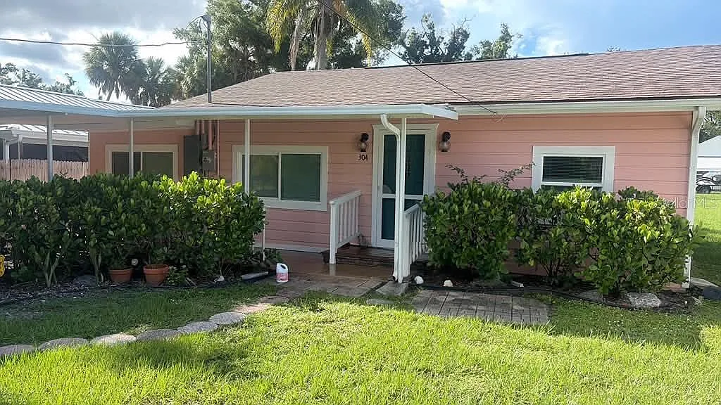 3 bed, 2.0 bath, 912 sqft, $1,900 — Photo 2
