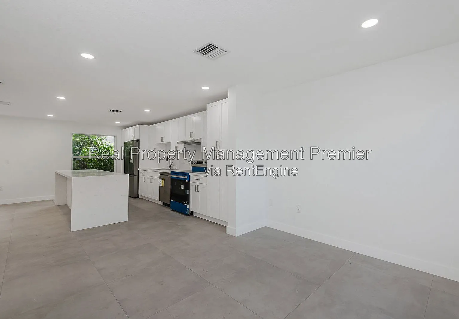 3 bed, 3.0 bath, 1368 sqft, $3,400 — Photo 3