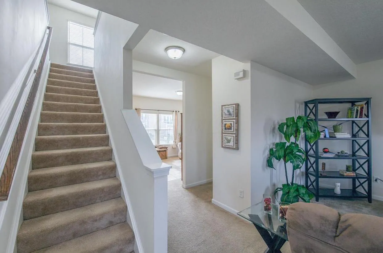 3 bed, 3.5 bath, 3174 sqft, $2,999 — Photo 2