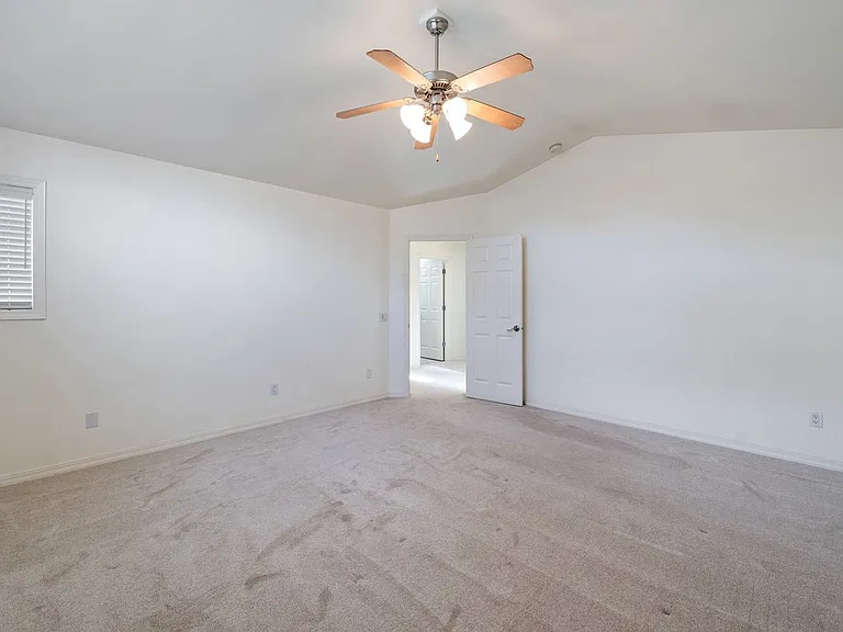 Bonus room/additional bedroom