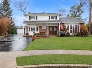 8 Bonnie Ln, Massapequa, NY 11758