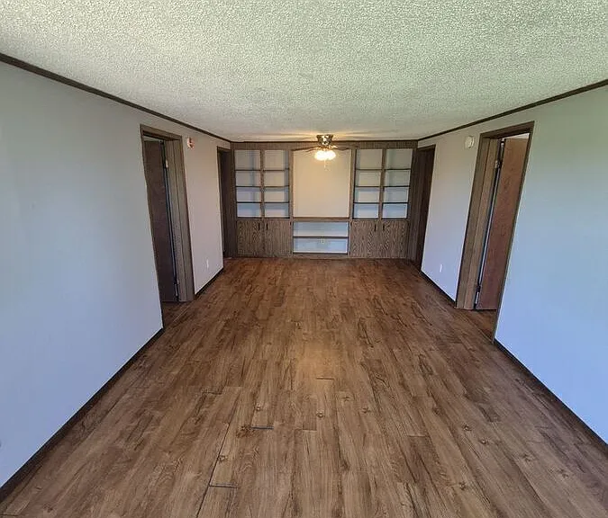 406 Amhurst Dr — Photo 2