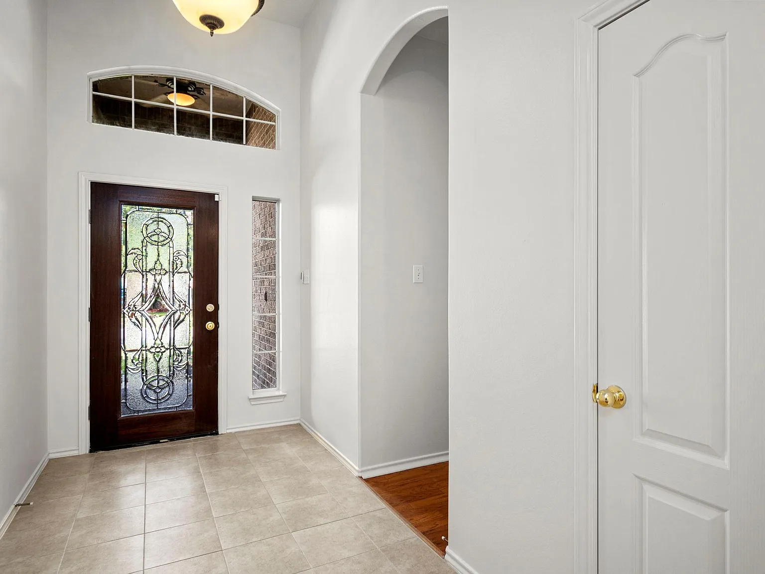 3 bed, 2.0 bath, 1839 sqft, $2,300 — Photo 2