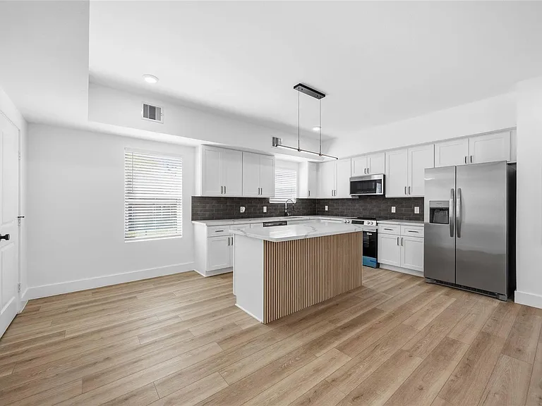 801 E 32nd 1/2 St #A — Photo 17