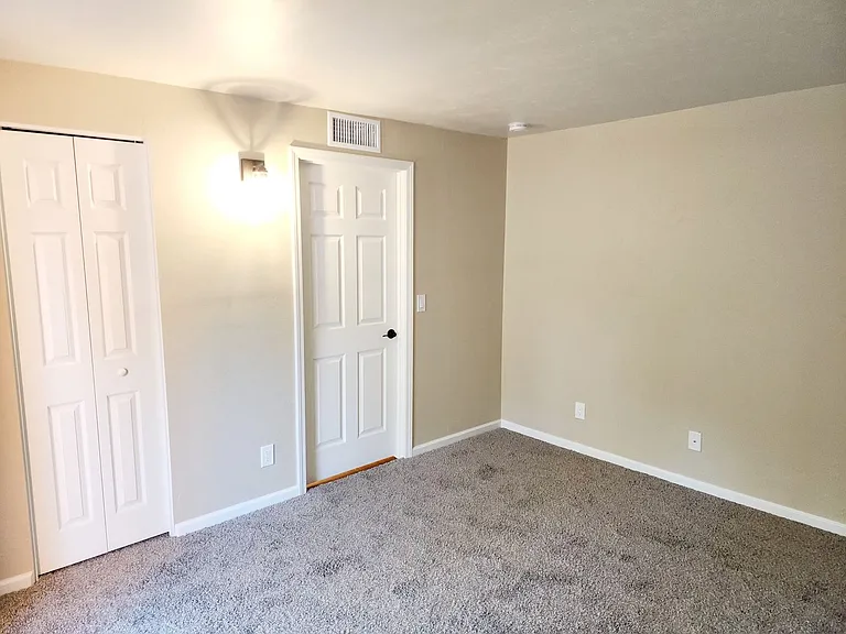 Broadway Proper Apartment ** One Month Free**W/D Included — Photo 20