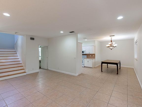 5th image of 1036 Staghorn St